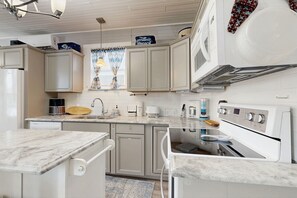 Frigorifero, microonde, forno, piano cottura