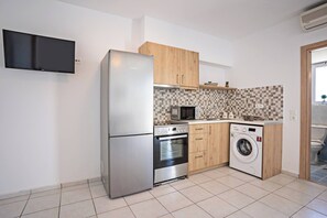 Kühlschrank, Mikrowelle, Ofen, Wasserkocher mit Kaffee-/Teezubehör