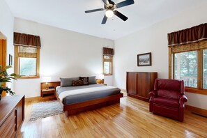 3 bedrooms, desk, iron/ironing board, WiFi - 5-Acre Hideaway | Screened Porch | Tall Ceilings, Office Loft | Wildlife (Alexander)