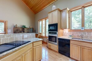 Frigorifero, microonde, forno, piano cottura