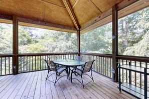 Outdoor dining - 5-Acre Hideaway | Screened Porch | Tall Ceilings, Office Loft | Wildlife (Alexander)