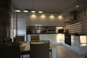 Kühlschrank, Mikrowelle, Ofen, Herdplatte