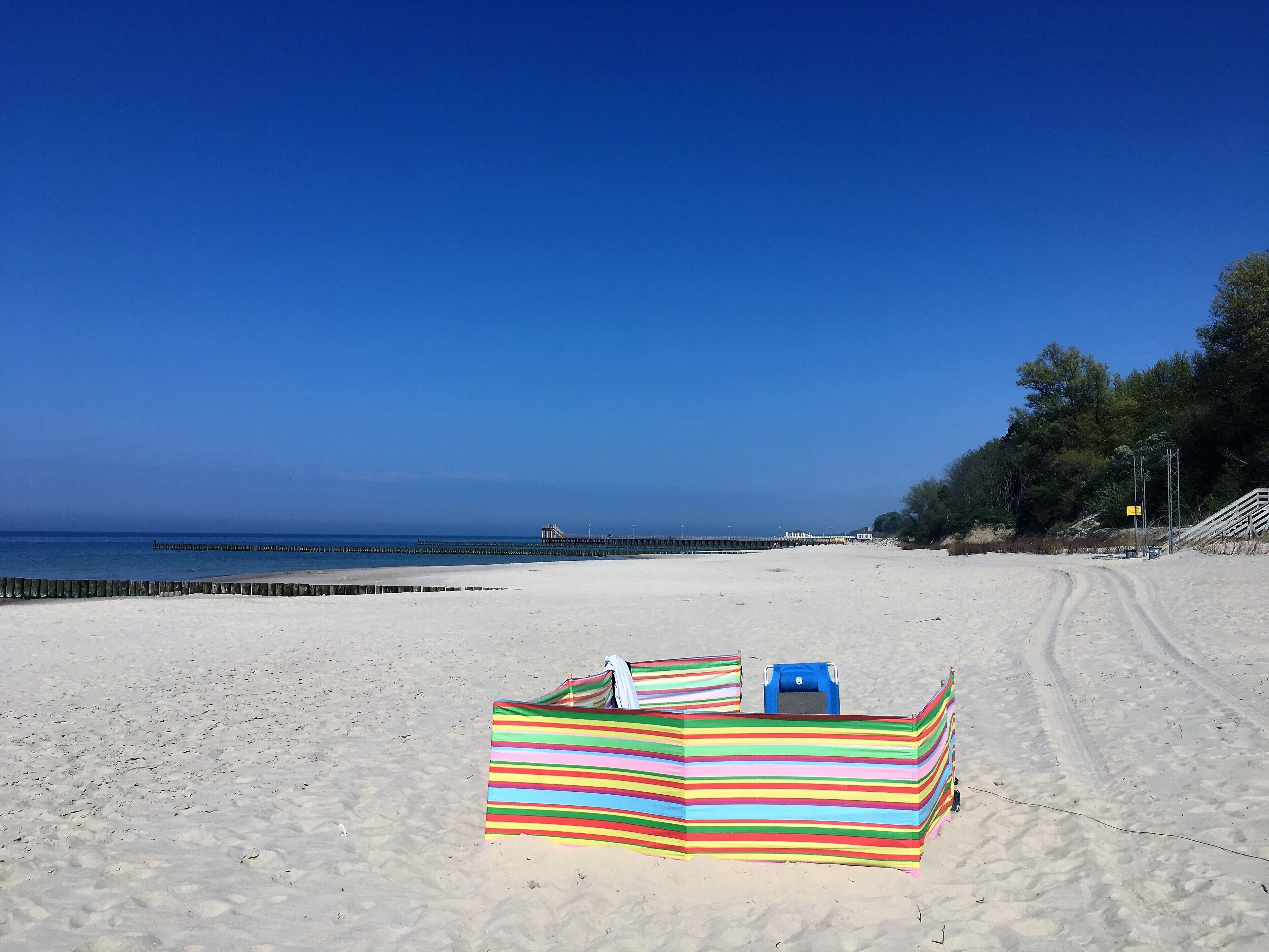 Vlak bij het strand, ligstoelen