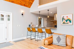 Televisión, chimenea, tenis de mesa y libros 