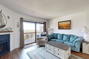 Televisión, chimenea y libros 