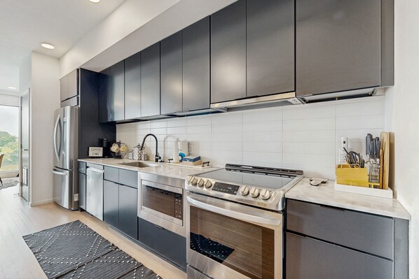 Refrigerador, microondas, horno y parrilla de estufa 