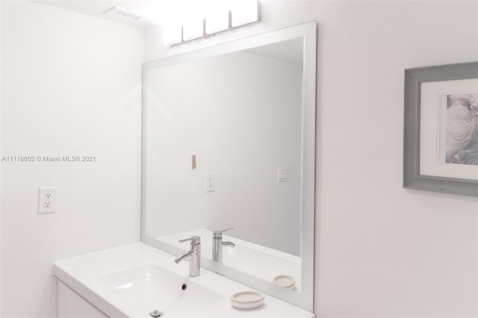 Combined shower/tub, hair dryer, towels