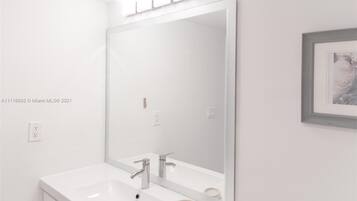 Combined shower/tub, hair dryer, towels
