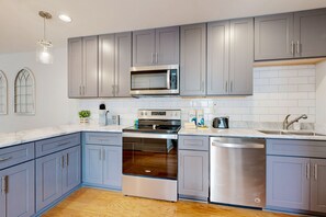 Refrigerador, microondas, horno y parrilla de estufa 