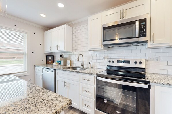 冰箱、微波炉、烤箱、炉灶