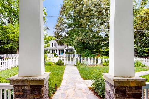 Charming home a short walk from downtown w/2 fireplaces, porch, yard, firepit