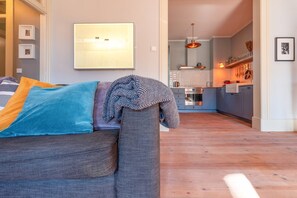 Books - GuestReady - Ray of Light (Lisbon)