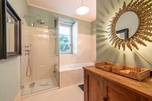 Bathtub, hair dryer, towels, soap - GuestReady - Ray of Light (Lisbon)