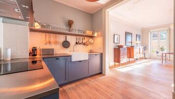 Een koelkast, een oven, een kookplaat, een koffiezetapparaat/waterkoker