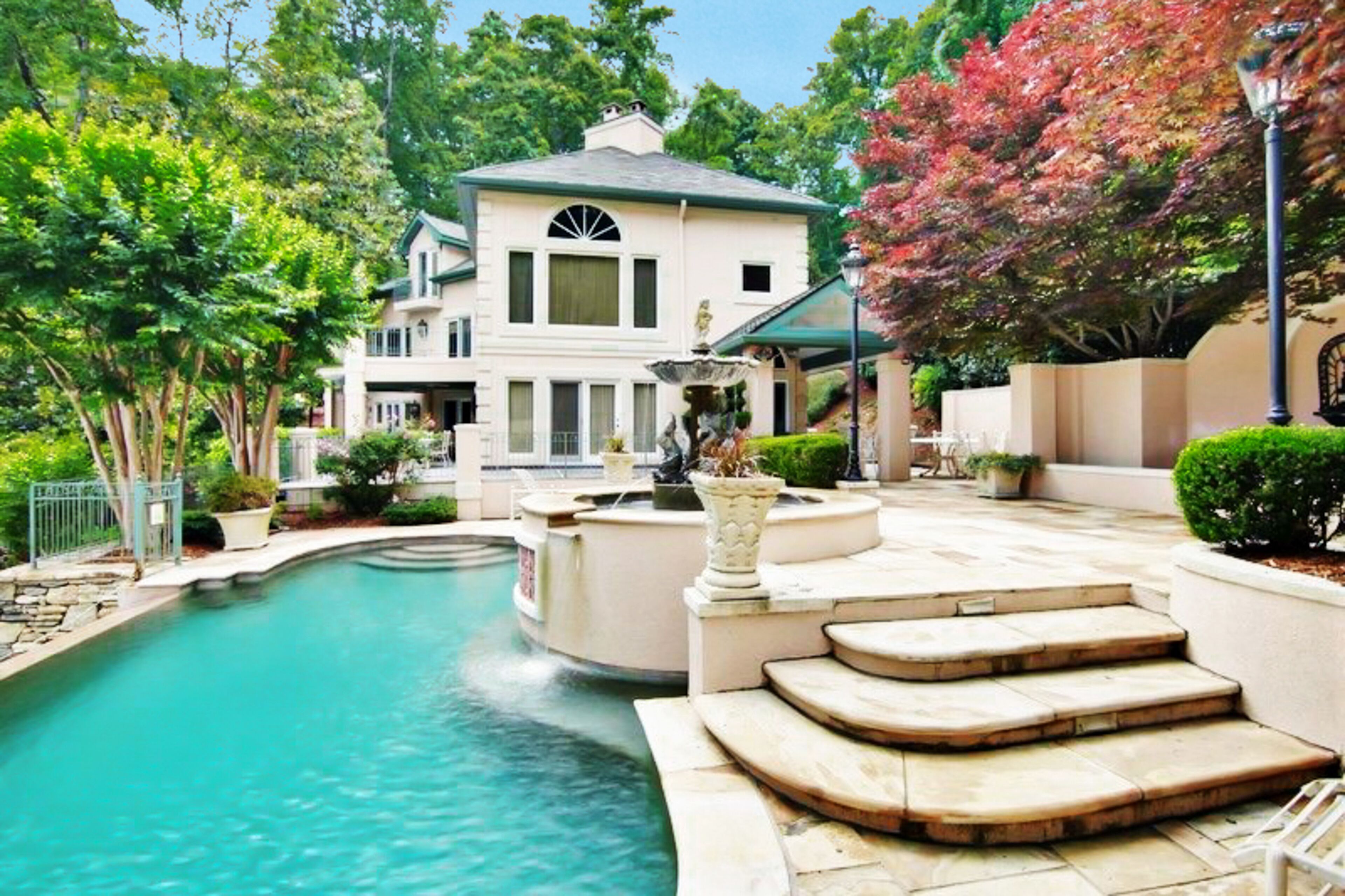 Villa Rosa: All-Suite lakefront chateau with private infinity pool & beach
