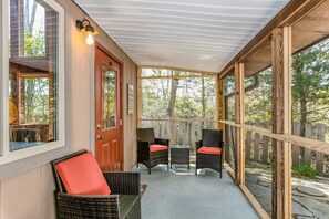 Terrace/patio - Breath taking views, hiking and biking Trails, Shops, Wineries, Craft Breweries (Brevard)