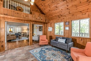 Interior - Breath taking views, hiking and biking Trails, Shops, Wineries, Craft Breweries (Brevard)