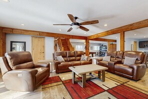 Télévision, cheminée, table de tennis de table