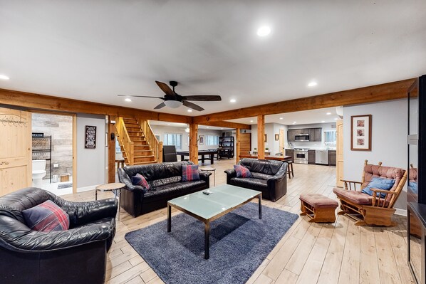 Televisie, een open haard en een tafeltennistafel