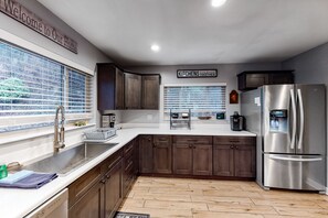 Een koelkast, een microgolfoven, een oven, een kookplaat