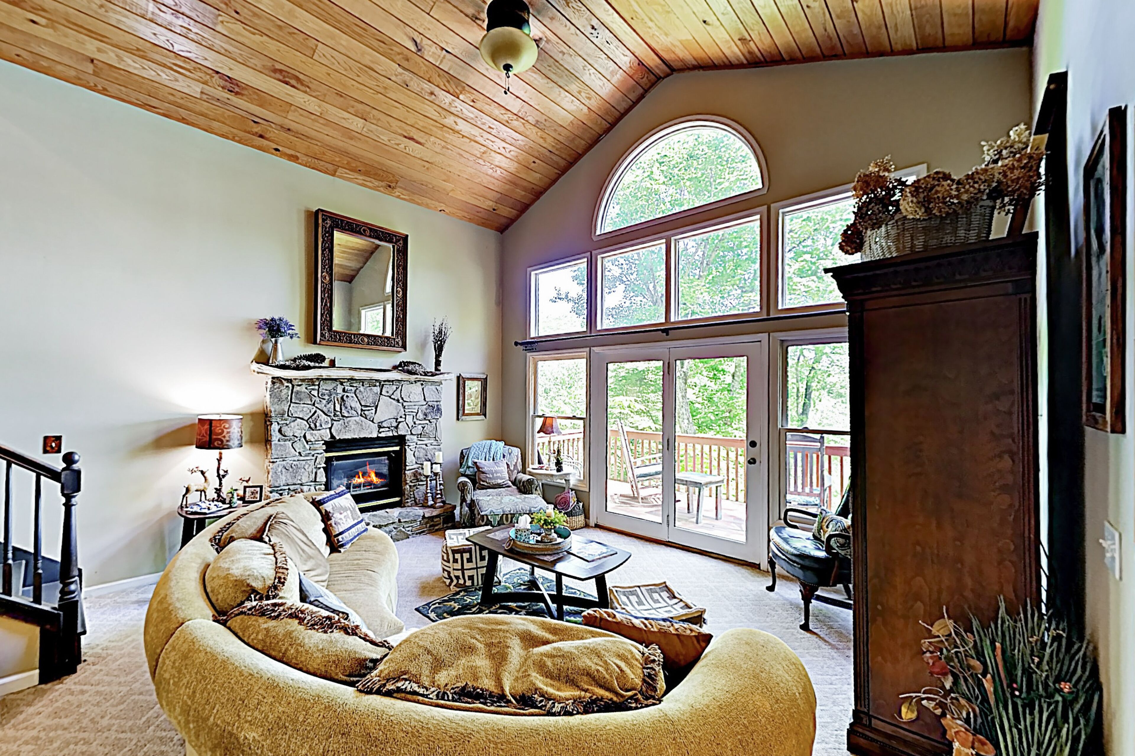 TV, peis, DVD-spiller og bøker