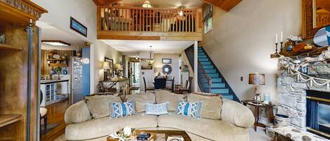 TV, caminetto, lettore DVD, libri