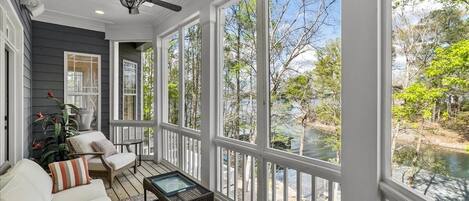 Smart TV, chimenea, videojuegos y reproductor de DVD