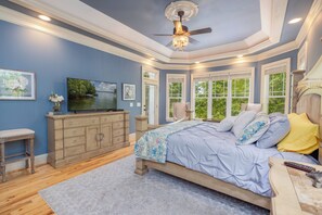 6 bedrooms, desk, iron/ironing board, travel cot