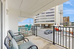 Property grounds - Comfy Condo w/ Balcony & Ocean Views -- 200' to Beach (Ocean City)