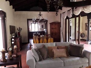 Maison Familiale, 4 chambres | Coin séjour