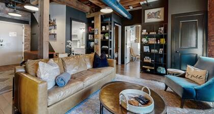 Luxe, historical condo home near downtown with W/D, pool, outdoor lounge & grill