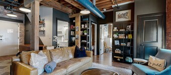 Luxe, historical condo home near downtown with W/D, pool, outdoor lounge & grill