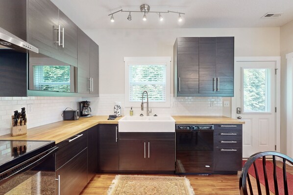 Refrigerador, microondas, horno y parrilla de estufa 