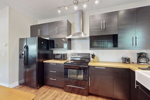 Kühlschrank, Mikrowelle, Ofen, Herdplatte