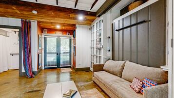 Télévision, lecteur de DVD, livres