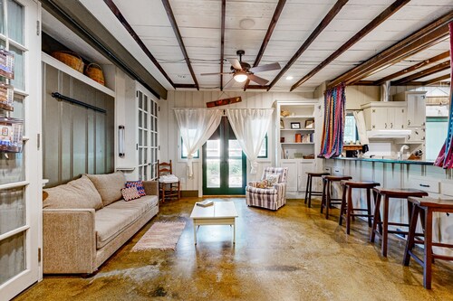 Little House Nashville: Convenient, Eclectic, Cozy, with 47 5-Star Reviews