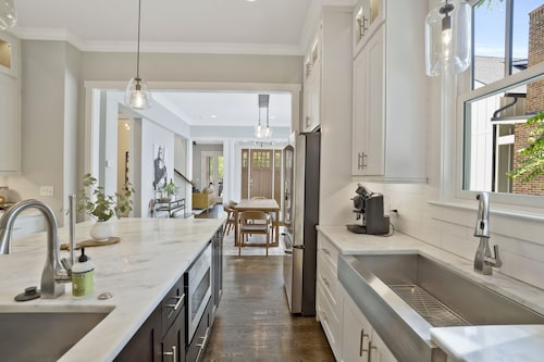 Recently-built all-suite with two porches, firepit, crow's nest, & widow's walk