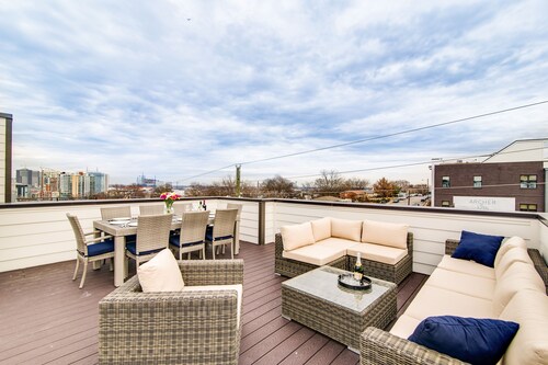 High-end Nashville home in The Gulch near downtown w/rooftop deck, WiFi, & AC