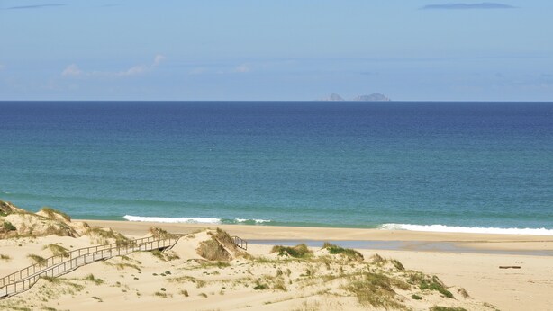 A beach with a wooden walkway leading to the shore. - Praia Del Rey - Beach/Pool/Golf/Adventure (Amoreira)