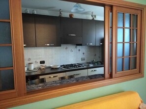 Kylskåp, mikrovågsugn, ugn och spishäll