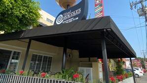 Hotel 'Hotel Aracoles' con un cartel que indica disponibilidad de habitaciones y un número de contacto.
