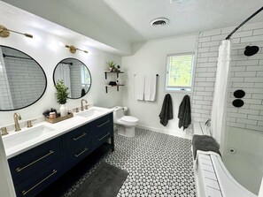 Ducha y bañera combinadas, bañera de hidromasaje y secador de pelo