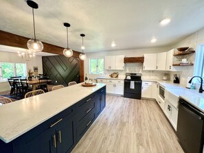 ثلاجة، ميكروويف، فرن، موقد طهي مسطح