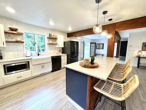 Guest House w/ Pool and Hot Tub! 10min away from Lake Norfork!