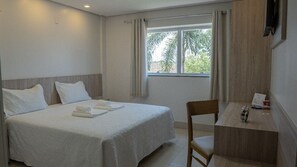 Escritorio y espacio para trabajar con laptop 