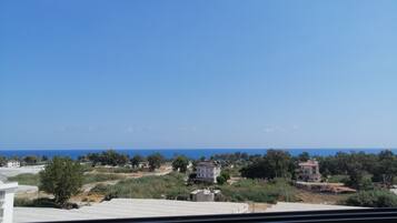 Familieleilighet, 2 soverom, sjøutsikt | Allergitestet sengetøy, individuelt dekorert og individuelt innredet