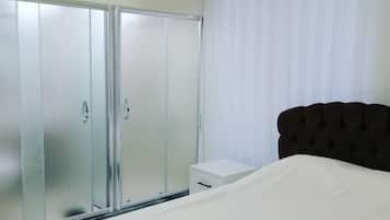 Apartamento família, 2 quartos, vista para o mar | Banheiro | Chuveiro, chuveiro com efeito de chuva, secador de cabelo, chinelos