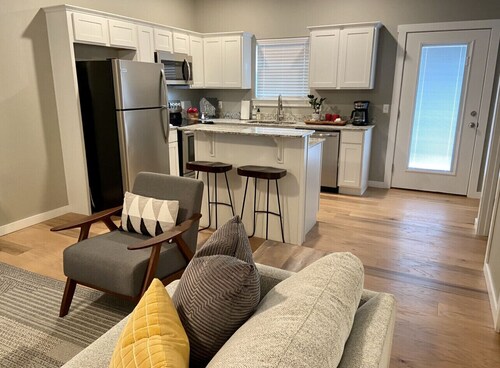 Modern 2B/2.5Bath w/ Garage - Close to UofA and Centennial Park
