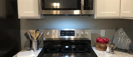 Refrigerador, microondas, horno y parrilla de estufa