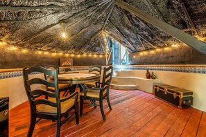 Dining - BELLA - Vacation Home & Ultimate HangOut Cave (San Antonio)